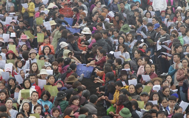 Chùm ảnh: Vạn người đổ về Bát Tràng dự lễ phóng sinh 10 tấn cá xuống sông Hồng Ảnh 2