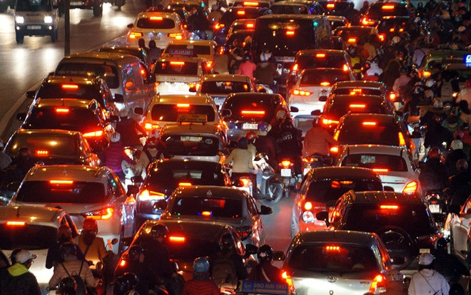 Dòng người kéo về chùa Phúc Khánh đăng ký dâng sao giải hạn đầu năm khiến giao thông ùn tắc Ảnh 2