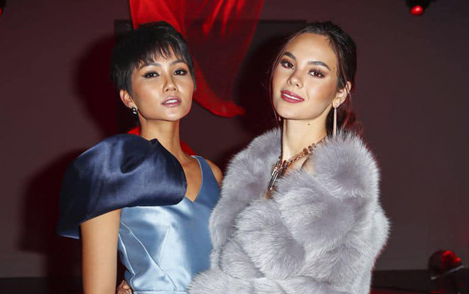 'Gà nâu' H'Hen Niê tái ngộ thân thiết bên 'mèo xám' Catriona Gray tại sàn diễn quốc tế đình đám Ảnh 2