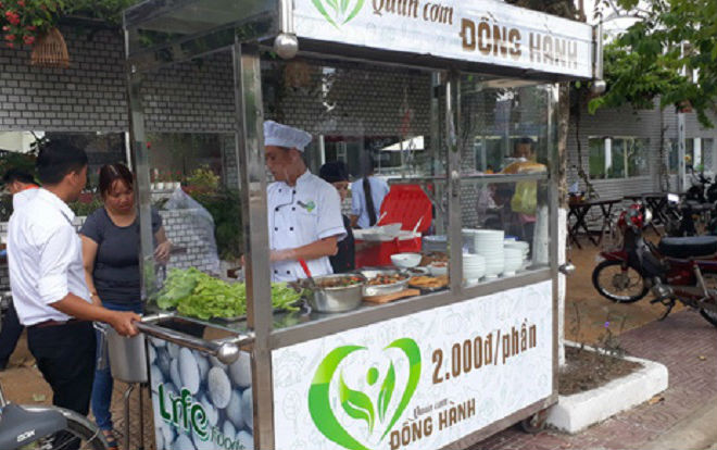 Ấm lòng với thông điệp của quán cơm 2.000 đồng ở Đồng Tháp Ảnh 2