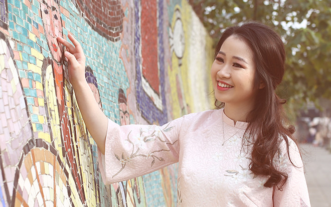 Đầu xuân ngắm ảnh Hoa khôi Ngoại giao xuống phố rạng rỡ với áo dài cách tân Ảnh 2