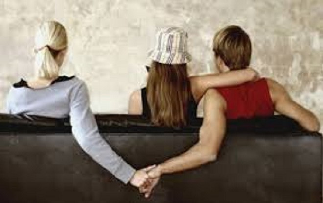 Cô gái suy sụp khi bị người yêu ngó lơ và nhận lời đi chơi cùng cô bạn thân khác giới đúng dịp Valentine Ảnh 2