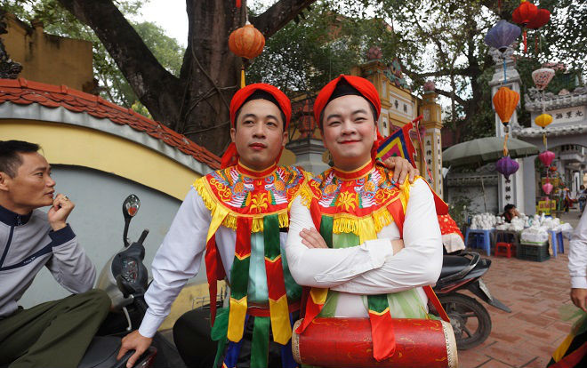 Các chàng trai 'tô son điểm phấn' xúng xính váy áo trong điệu múa 'con đĩ đánh bồng' Ảnh 2