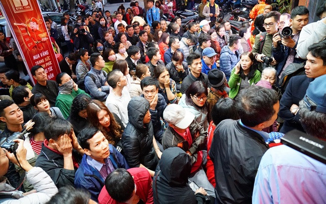 Ngày vía Thần tài: Xếp hàng từ 1 giờ sáng, chen chân chờ mua vàng cầu may Ảnh 2