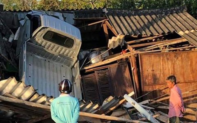 Tai nạn hy hữu: Chiếc xe tải 'bay' qua ngọn cây cao 4 mét, rơi xuống nóc nhà dân ven đường Ảnh 2