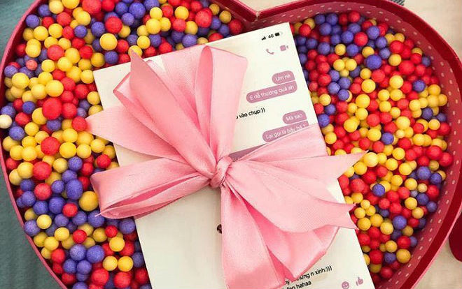 Chàng trai ‘chơi lớn’ in toàn bộ tin nhắn từ lúc quen đến khi yêu nhau làm quà Valentine cho bạn gái Ảnh 2