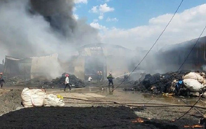 2 xưởng chứa phế liệu bốc cháy dữ dội ở Sài Gòn Ảnh 2