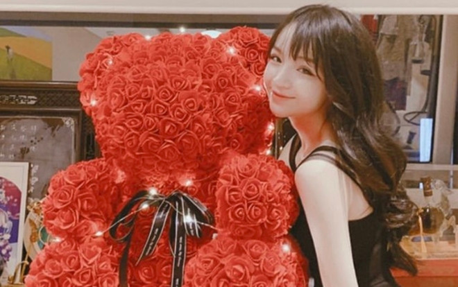 Bạn gái Phan Hoàng xinh như búp bê bên cạnh món quà Valentine là chú gấu kết từ hàng trăm bông hoa hồng Ảnh 2