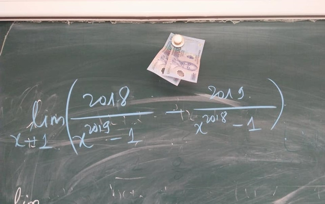 Giáo viên treo thưởng tiền mặt để 'dụ' học sinh lên bảng làm bài tập gây tranh cãi dữ dội Ảnh 2