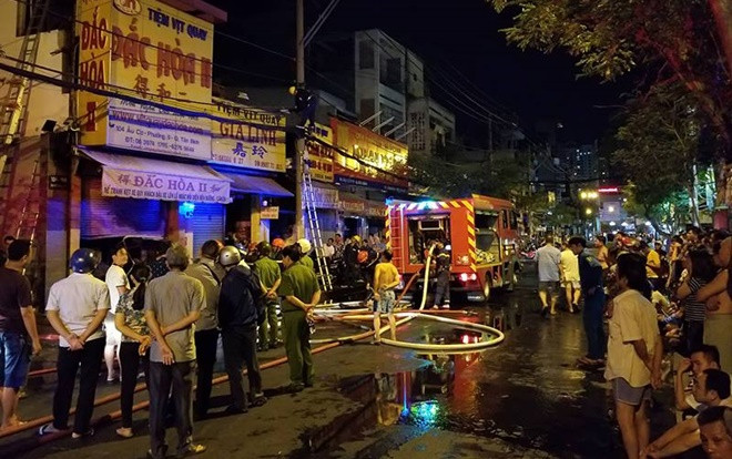 Tiệm vịt quay ở Sài Gòn cháy rực lửa ngày vía Thần tài Ảnh 2