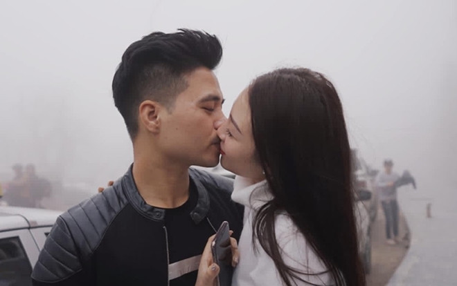 Cô dâu ‘vàng đeo trĩu cổ’ dành cho chồng nụ hôn ngọt ngào trong ngày Valentine Ảnh 2