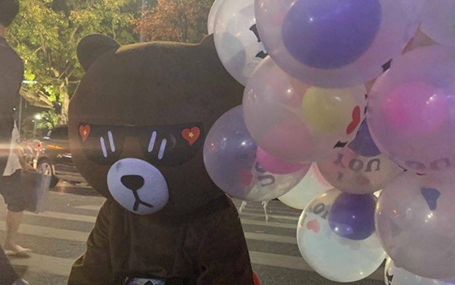 Bị bạn gái 'bỏ bom', chàng trai mặc đồ chú gấu ngồi thẫn thờ thả hết bóng bay và cho người đi đường quà Valentine Ảnh 2