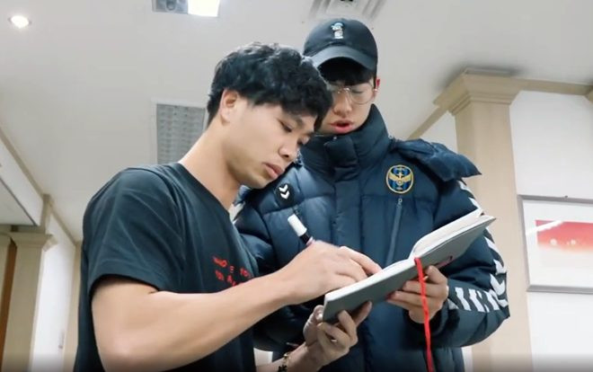 Cận cảnh Công Phượng được chào đón như ngôi sao thế giới tại Hàn Quốc Ảnh 2