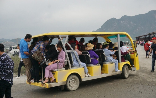 Khai hội chùa Tam Chúc lớn nhất thế giới, người dân khốn khổ chờ cả tiếng, đu bám lên xe điện Ảnh 2