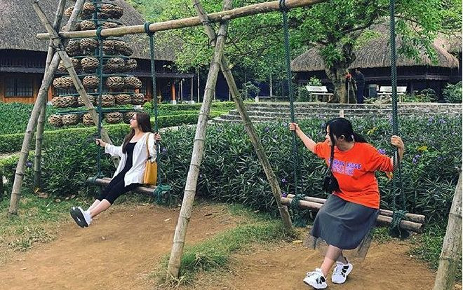 Trốn Quang Hải, Nhật Lê du hí cùng bạn gái Văn Hậu ở 'Thánh địa' sống ảo Ảnh 2