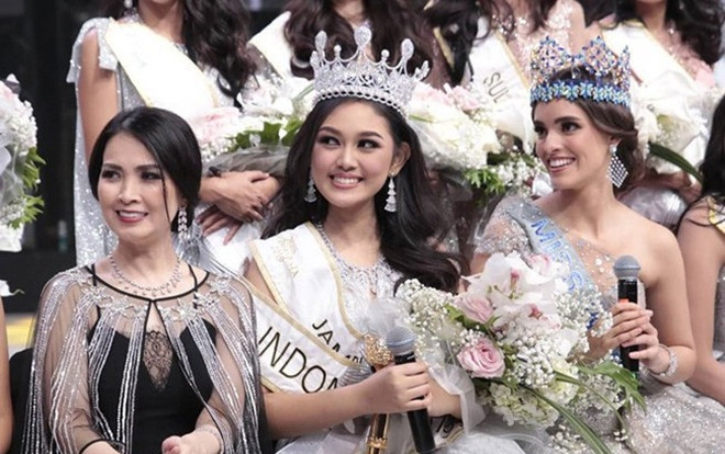 Mỹ nhân 18 tuổi vừa lên ngôi Hoa hậu Indonesia: Xinh xắn nhưng khả năng nói 4 thứ tiếng, học lực mới gây ngỡ ngàng Ảnh 2