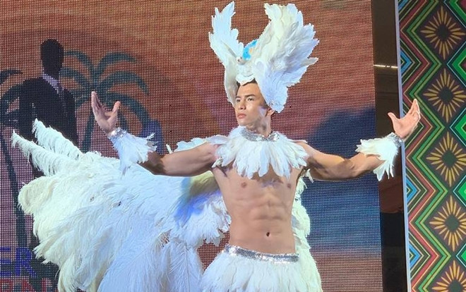 Hé lộ ý nghĩa độc lạ của áo 'chim câu' giúp Trịnh Bảo lọt Top 10 Trang phục dân tộc tại Nam vương quốc tế Ảnh 2