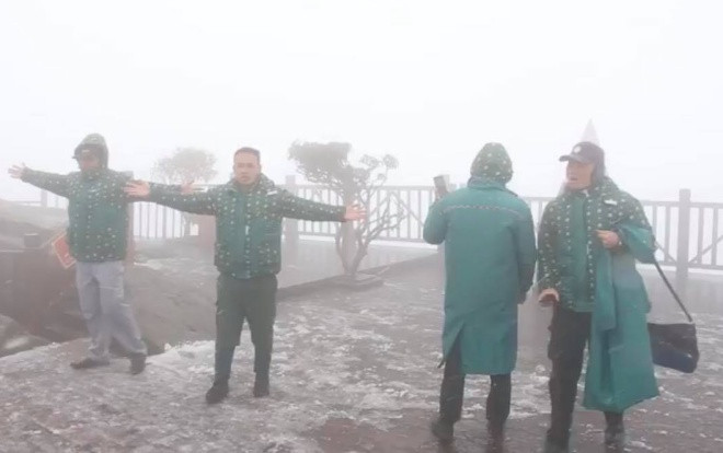 Chuyên gia khí tượng nói gì về việc đỉnh Fansipan bất ngờ có tuyết rơi ngày trời lạnh 0 độ C? Ảnh 2