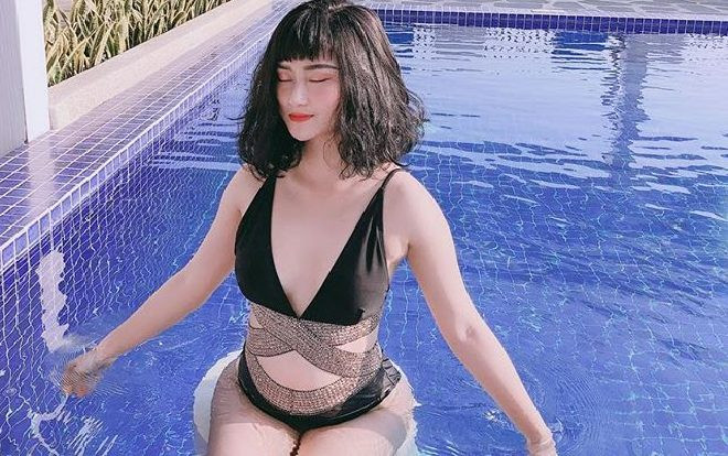 Sau màn 'khóa môi' ngọt ngào, bạn gái Huy Hùng tiếp tục 'đốt mắt' với bikini Ảnh 2