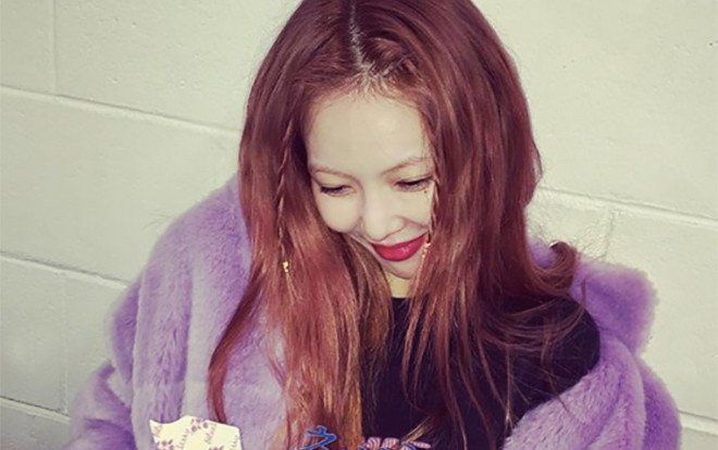 HyunA đăng ảnh kỷ niệm 12 năm debut nhưng lại bị… cặp lông mày chiếm hết spotlight Ảnh 2