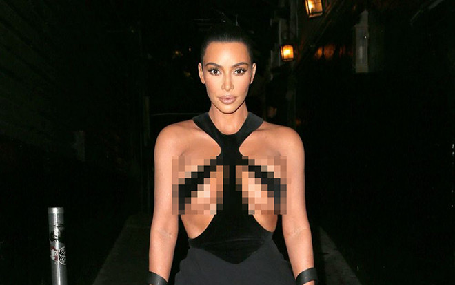 Kim Kardashian gây hoảng hốt khi mặc váy cắt xẻ táo bạo 'phô' trọn vòng 1 Ảnh 2