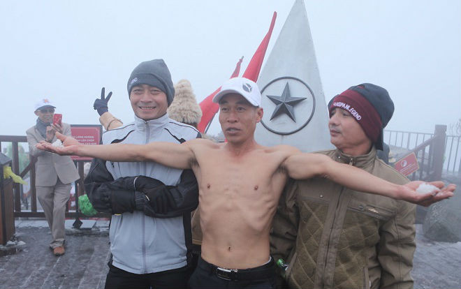 Cởi trần nghịch tuyết, thách thức giá lạnh trên đỉnh Fansipan Ảnh 2