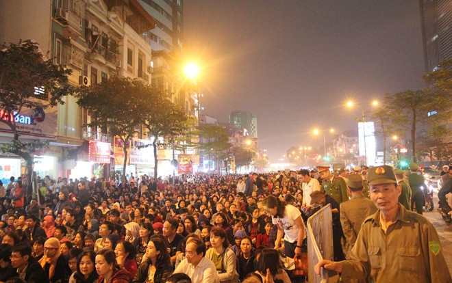 Biển người chen chân dự lễ cầu an ở Phúc Khánh đêm trước ngày Rằm tháng Giêng Ảnh 2