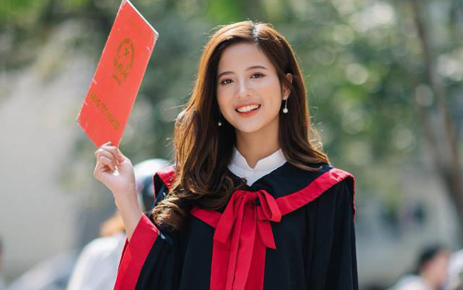 Ngắm trọn bộ ảnh kỷ yếu trong veo như nắng của nữ sinh Ngoại thương từng gây sốt vì lên sóng khi cổ vũ trận Việt Nam - Malaysia Ảnh 2