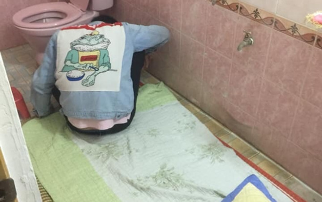 Uống rượu say quên trời đất, anh chàng được hội anh em 'hộ tống' vào toilet cùng chăn chiếu rồi ngủ luôn đến sáng Ảnh 2