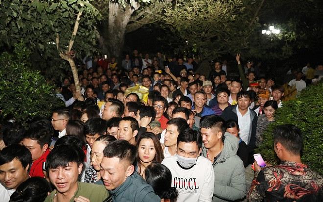 Người dân chen chân trong đêm xoa tiền vào bảo kiếm ở đền Trần Ảnh 2