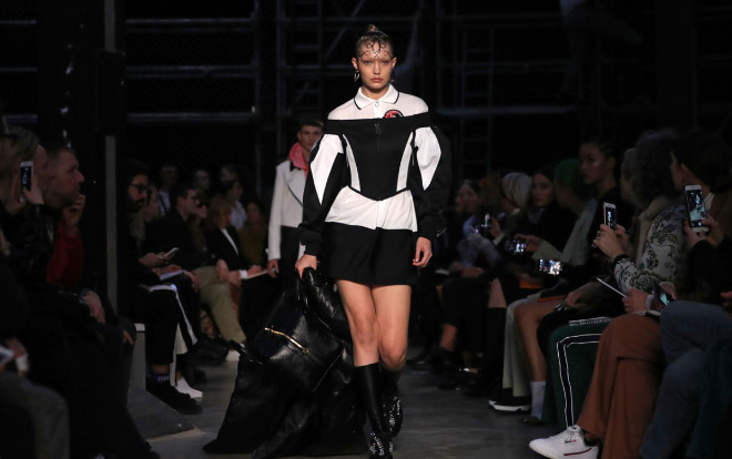 Gigi Hadid với kiểu tóc cực độc trên sàn catwalk tại Tuần lễ thời trang London Ảnh 2