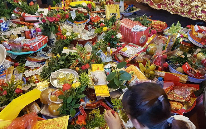 Hàng ngàn người đổ về Phủ Tây Hồ đi lễ ngày Rằm tháng Giêng Ảnh 2