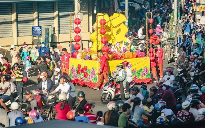 Hàng ngàn người Sài Gòn hào hứng đổ về phố người Hoa mừng Tết Nguyên tiêu Ảnh 2