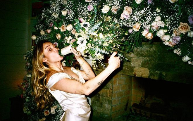 Vứt xó chú rể Liam, Miley đăng ảnh ‘quẩy tung giời’ với bạn bè trong ngày cưới Ảnh 2