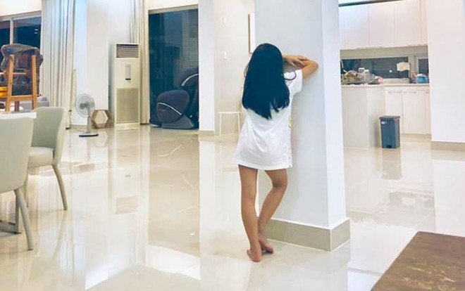 Thủy Tiên phạt con gái đứng úp mặt vào tường vì nói mẹ dữ như cọp Ảnh 2