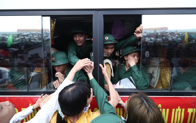 Chùm ảnh: Lưu luyến, bịn rịn trong buổi chia tay tiễn tân binh lên đường nhập ngũ Ảnh 2