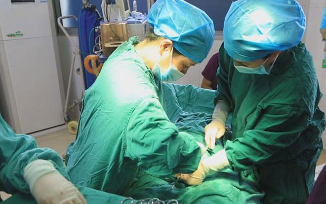 Lên bàn mổ chuẩn bị đẻ, cô gái khăng khăng mình không thể mang thai vì những lý do đến bác sĩ cũng 'bó tay' Ảnh 2