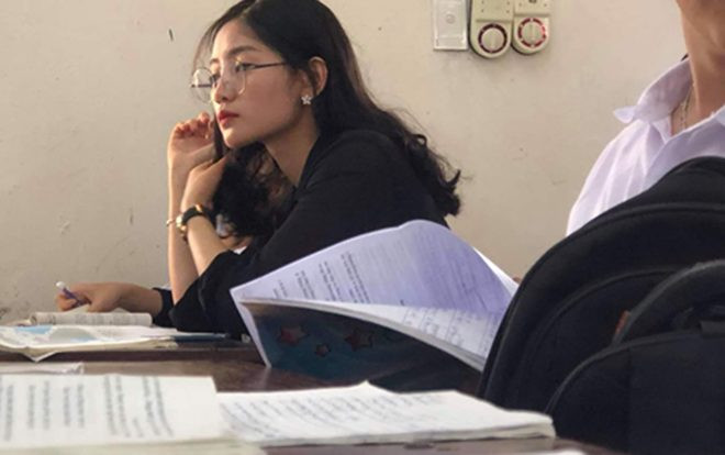 Cô giáo thực tập môn Sử bất ngờ nổi tiếng nhờ ảnh chụp lén quá xinh đẹp Ảnh 2