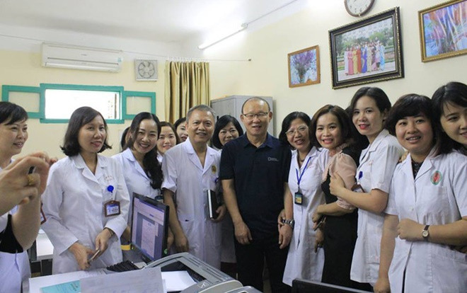 HLV Park Hang Seo bị người hâm mộ vây kín khi đi khám sức khỏe Ảnh 2