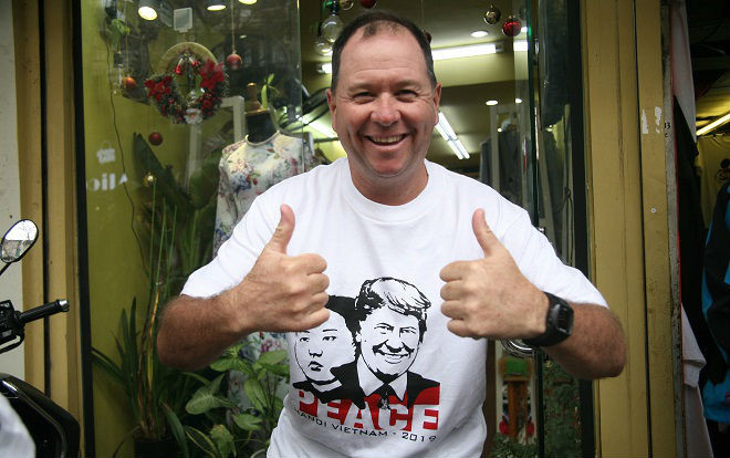 In áo phông hình Tổng thống Donald Trump và Chủ tịch Kim Jong-un, cửa hàng ở Hà Nội doanh thu gấp 10 lần, làm không kịp bán Ảnh 2