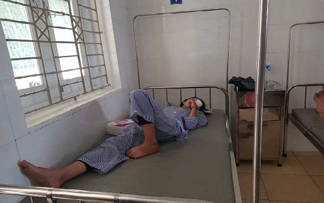 Bình thí nghiệm hóa học phát nổ, nữ sinh bị rách giác mạc Ảnh 2