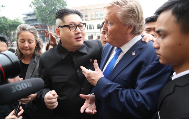 Bản sao của Tổng thống Donald Trump và nhà lãnh đạo Kim Jong-un bất ngờ xuất hiện tại Hà Nội Ảnh 2