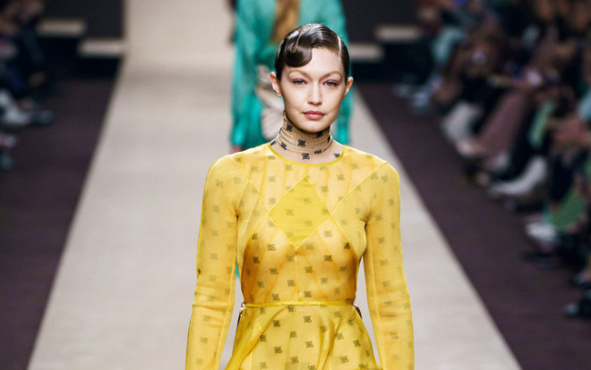 Gigi Hadid đau buồn trong BST cuối cùng của Karl Lagerfeld dành cho Fendi tại Milan Fashion Week 2019 Ảnh 2