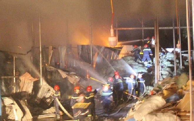 Huế: Cháy lớn 2 nhà máy giấy gây thiệt hại nghiêm trọng Ảnh 2