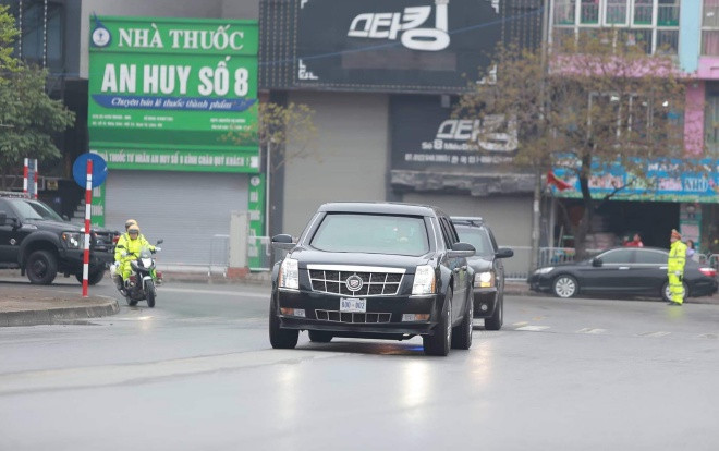 Cận cảnh 'quái thú' của Tổng thống Mỹ Donald Trump chạy từ sân bay Nội Bài về khách sạn hạng sang Ảnh 2