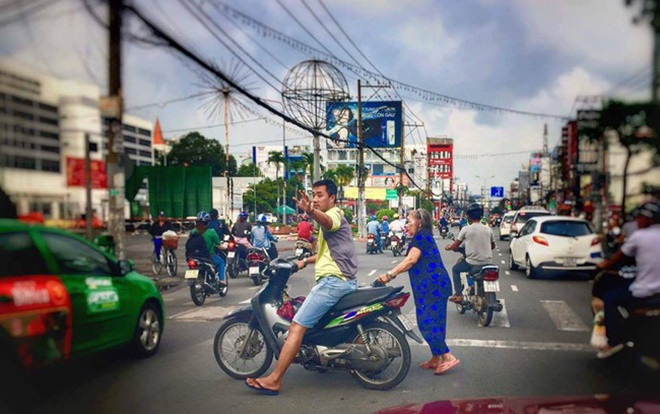 Xúc động hình ảnh nam thanh niên lấy xe máy làm 'lá chắn' cho cụ già đẩy xe lăn qua đường Ảnh 2