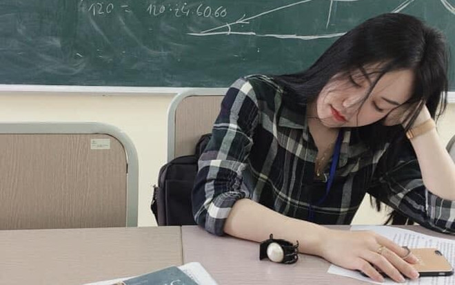 Dân tình lại nháo nhào truy tìm info cô giáo thực tập xinh đẹp sau khoảnh khắc chúp lén lúc ngủ gật trong lớp Ảnh 2