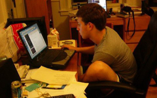Hé lộ loạt ảnh đầy bất ngờ thời 'mài đũng quần' của ông chủ Facebook Ảnh 2