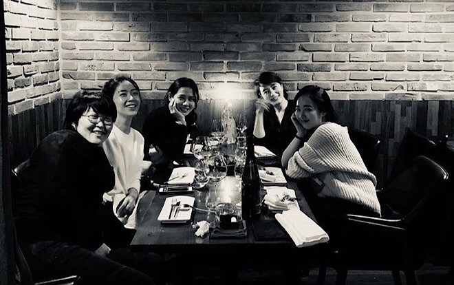 Phản ứng của K-net khi Son Ye Jin đăng ảnh ăn tối cùng 'chị đại' Kim Hye Soo, Song Yoon Ah và Kim Min Jung? Ảnh 2