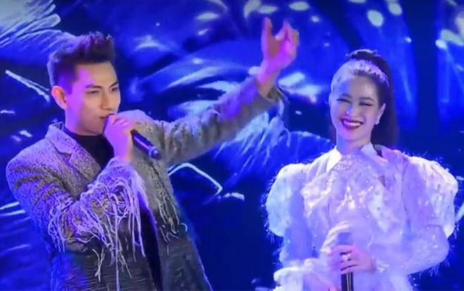 Clip: Đông Nhi - Isaac 'tình tứ' cover bản hit đinh đám của cặp đôi Đan Trường - Cẩm Ly ngày nào Ảnh 2